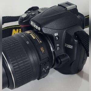 Nikon D3000 Black DSLR 18-55mm 1-3.5-5.6G VR w/batterie-charger-bag-WORKS